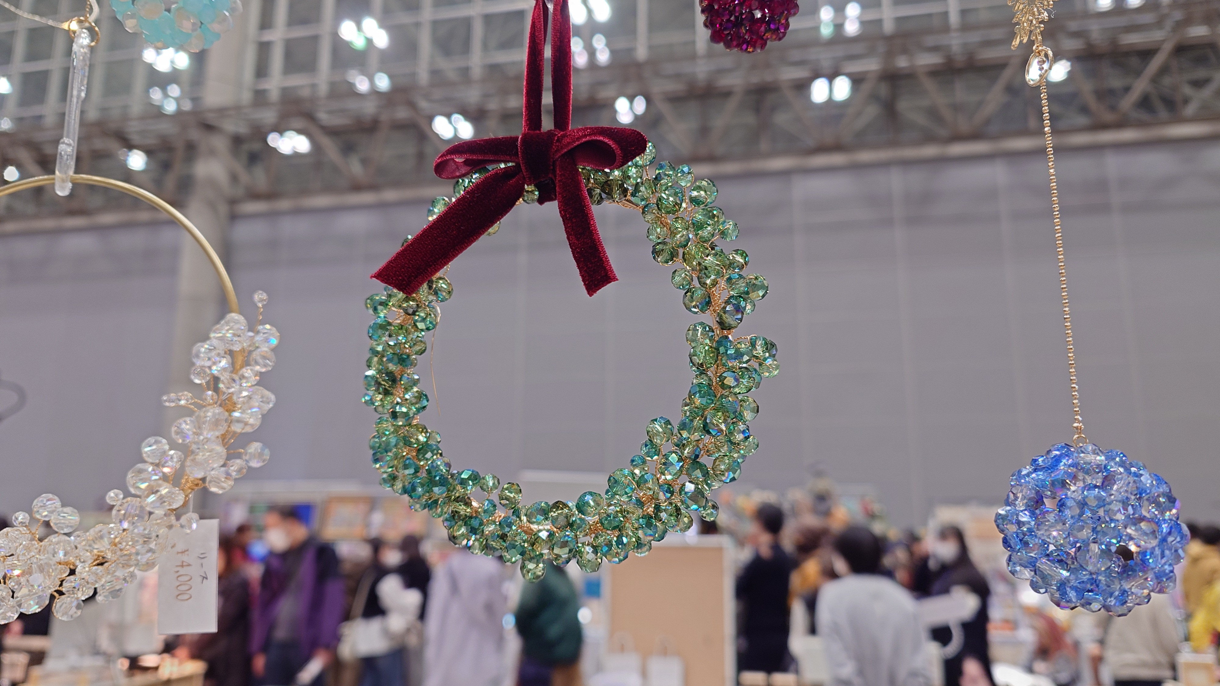 モスグリーンのきらきらリース　ガラスビーズの輝き