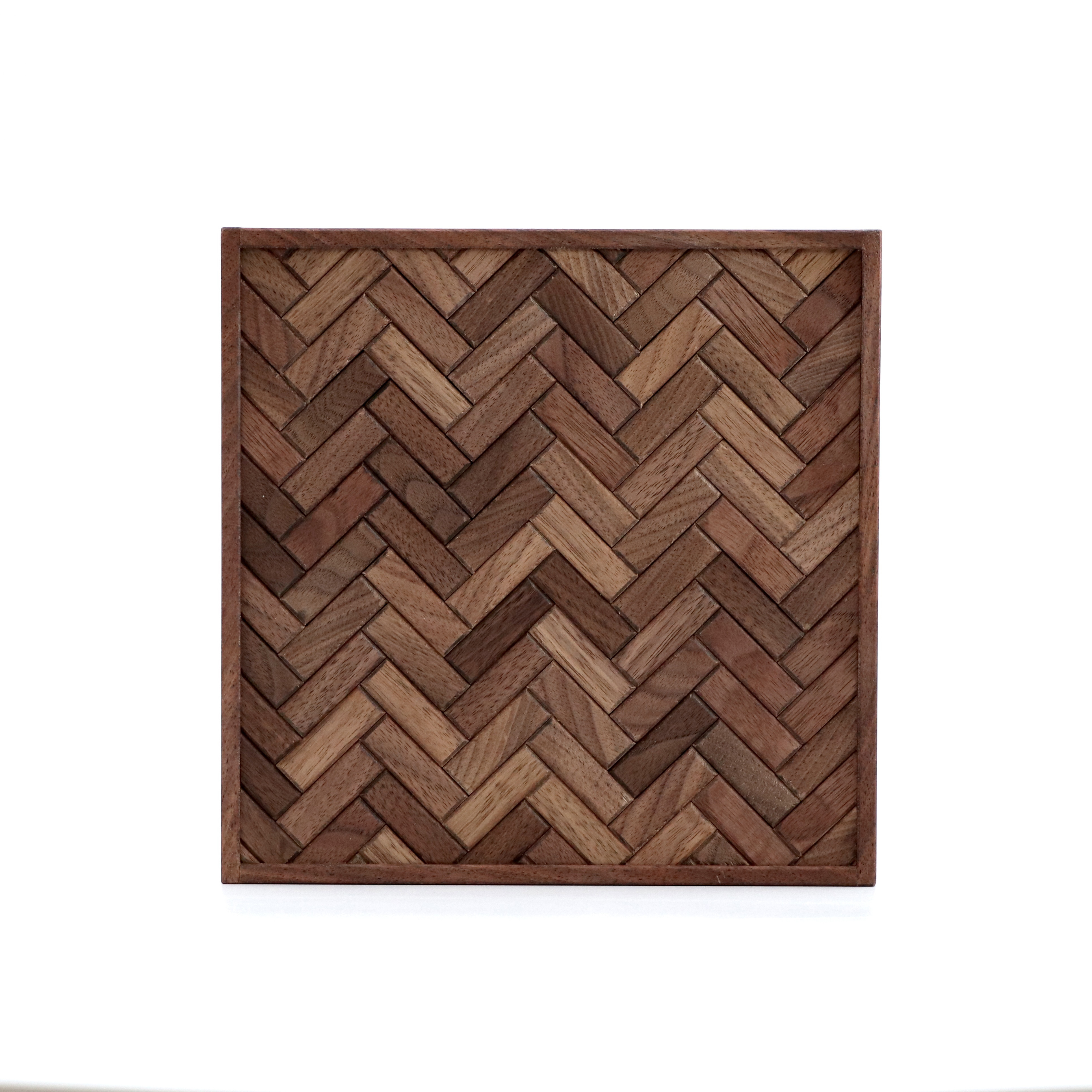 木の表情を楽しむ壁掛けウッドアートパネル〈ウォールナット×ヘリンボーン〉