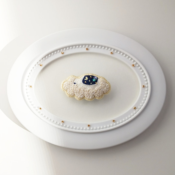 空飛ぶお布団の刺繍ブローチ 11枚目の画像