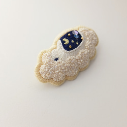 空飛ぶお布団の刺繍ブローチ 4枚目の画像