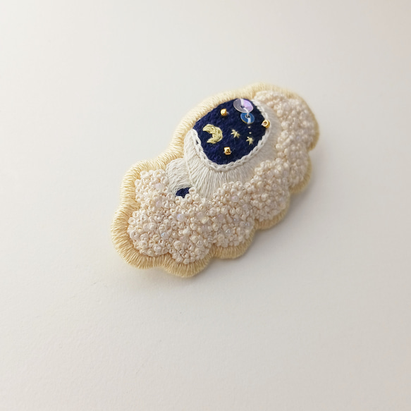 空飛ぶお布団の刺繍ブローチ 4枚目の画像