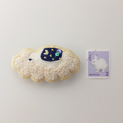 空飛ぶお布団の刺繍ブローチ 9枚目の画像