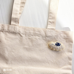 空飛ぶお布団の刺繍ブローチ 7枚目の画像