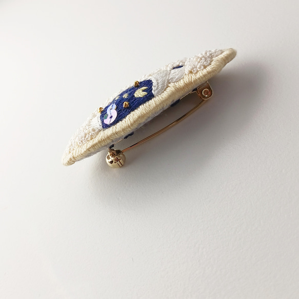 空飛ぶお布団の刺繍ブローチ 5枚目の画像