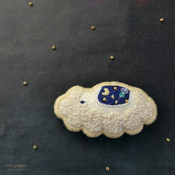 空飛ぶお布団の刺繍ブローチ 1枚目の画像