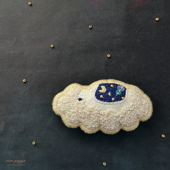 空飛ぶお布団の刺繍ブローチ 1枚目の画像