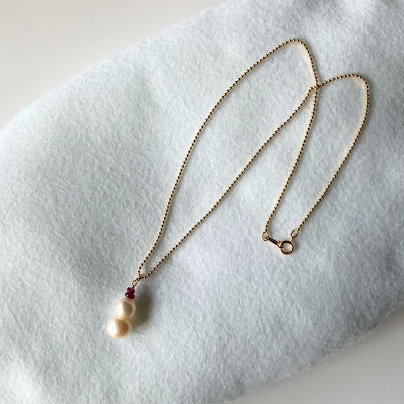 赤い帽子の雪だるま✴︎淡水パール×ルベライトAll14Kgf✴︎40cmネックレス 3枚目の画像