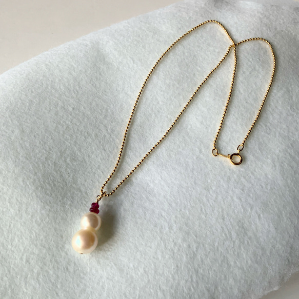 赤い帽子の雪だるま✴︎淡水パール×ルベライトAll14Kgf✴︎40cmネックレス 1枚目の画像