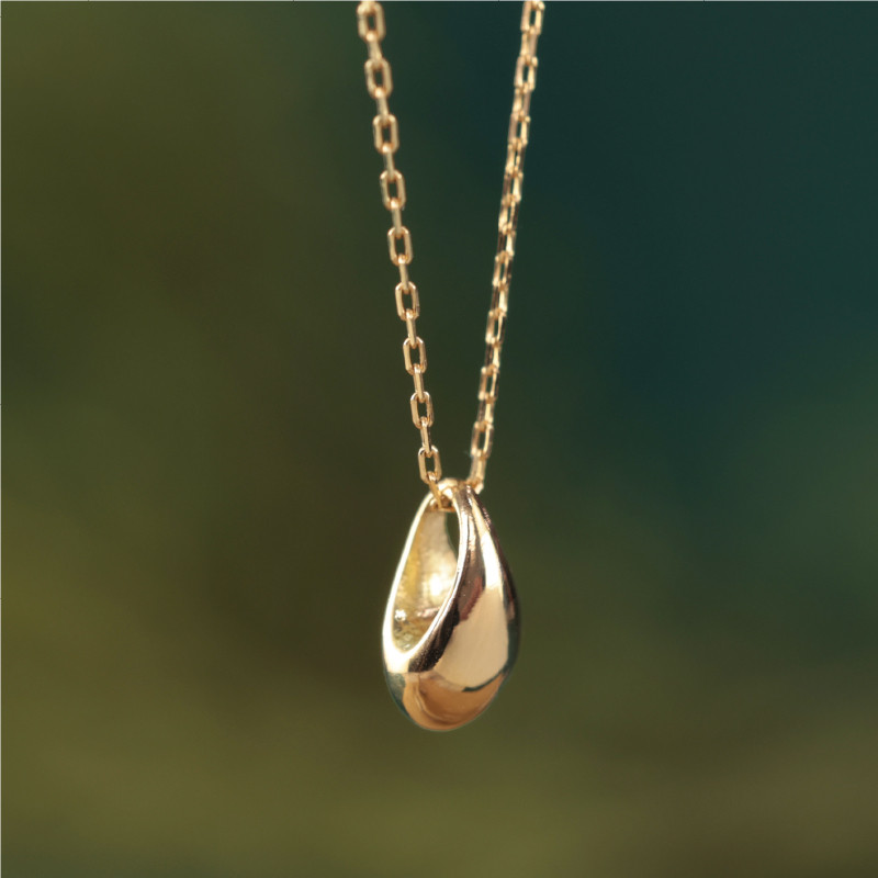 【着けっぱなし/K18/雫型ネックレス】K18 ゴールド 鏡面 涙型 雫 上品 プチネックレス プレゼントにも