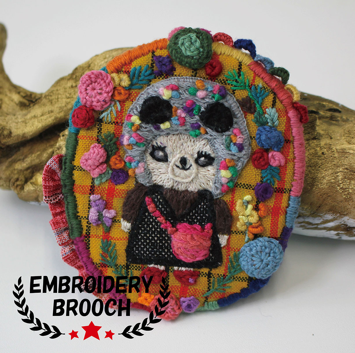 【個数限定】刺繍ブローチ　手作り　コラージュ　手刺繍　オンリーワン　着物生地　D-1