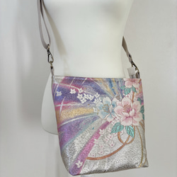 帯リメイク クロスボディバッグ／スリングバッグ｜蝶々と桜文様の赤