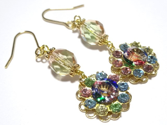 アイリスガラスとウランガラスビーズのフラワーピアス 6,083円