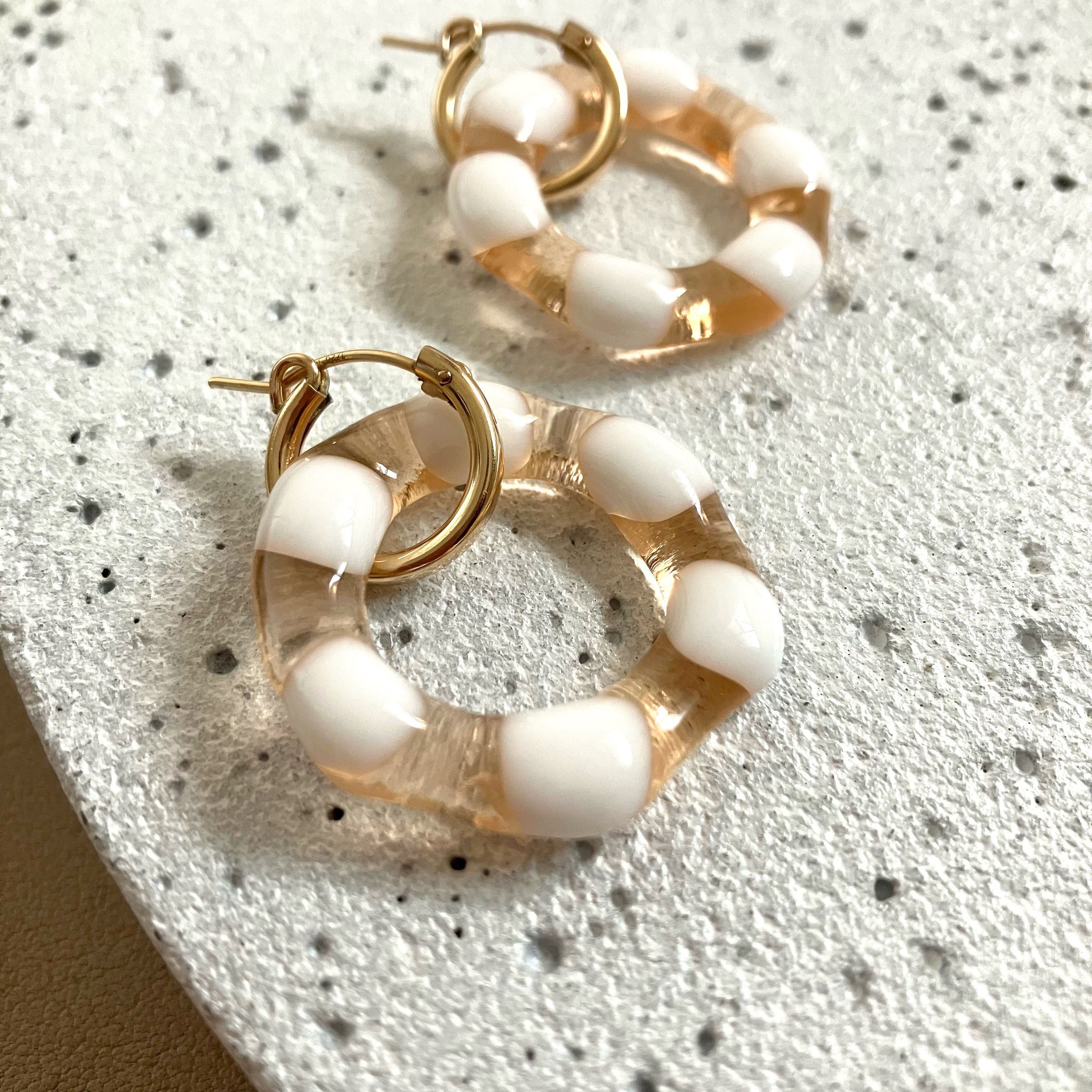 ガラスのピアス　ゆらゆら踊る　フープピアス　14kgf
