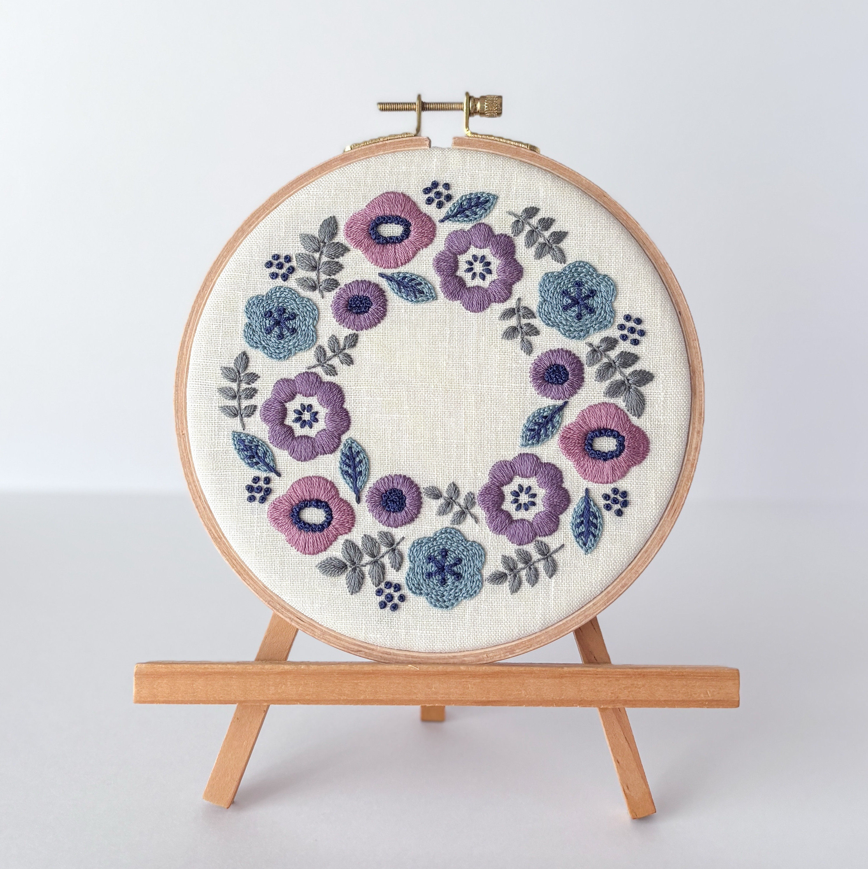 Wreath（リース）　紫　刺繍ファブリックパネル　直径16cm /花柄　冬　春　インテリア 壁飾り アートボード