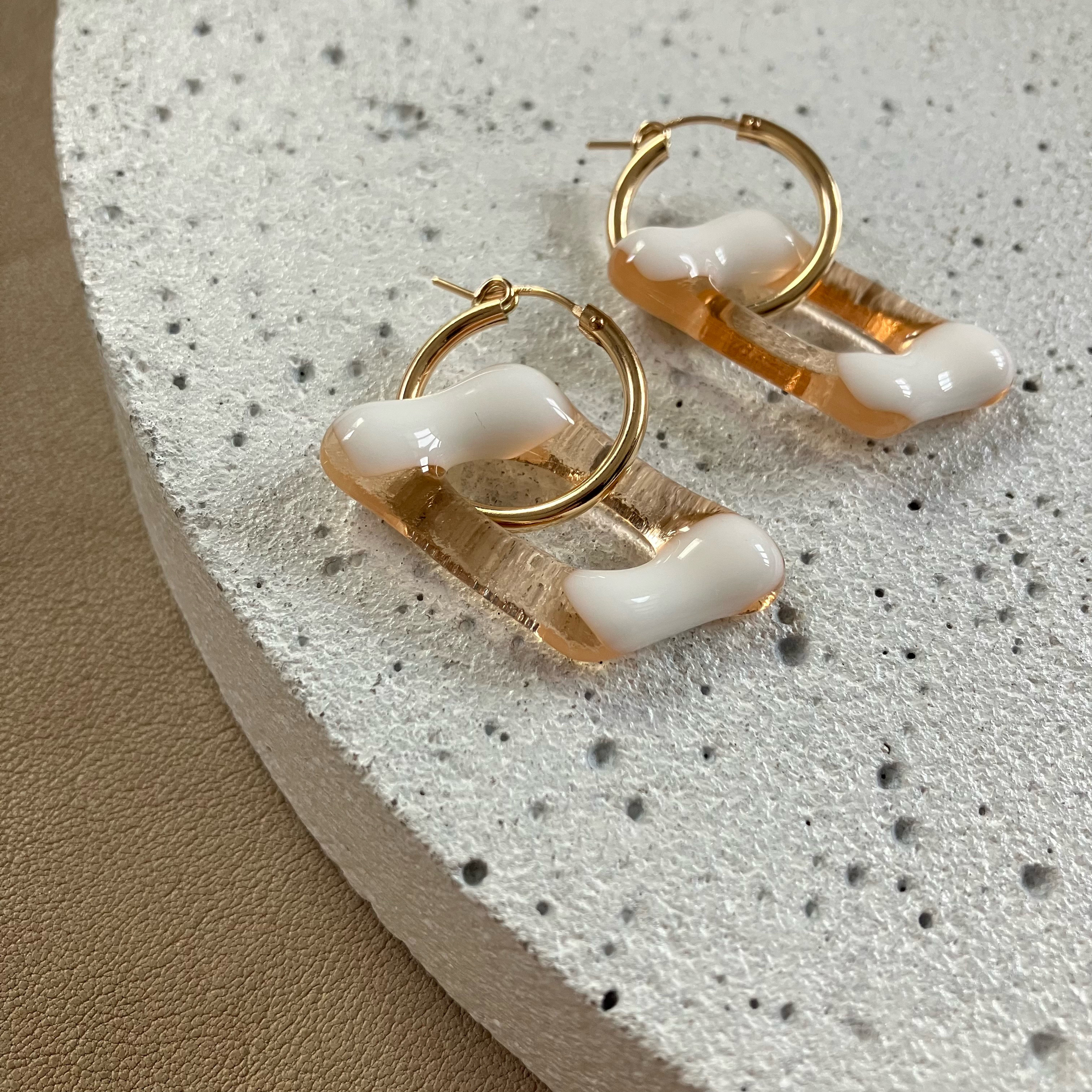 ガラスのピアス　ゆらゆら踊る　フープピアス　14kgf