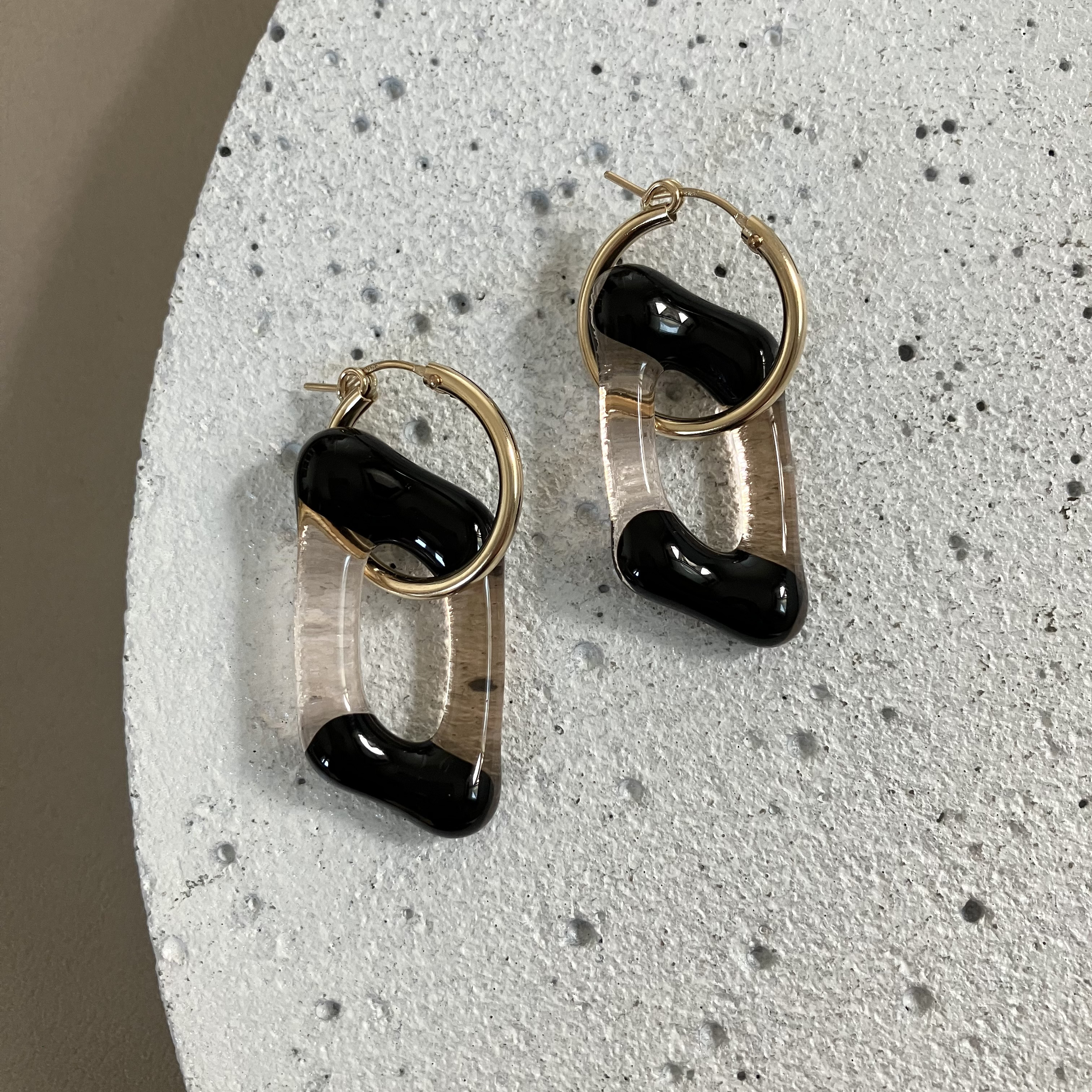 ガラスのピアス　ゆらゆら踊る　フープピアス　14kgf