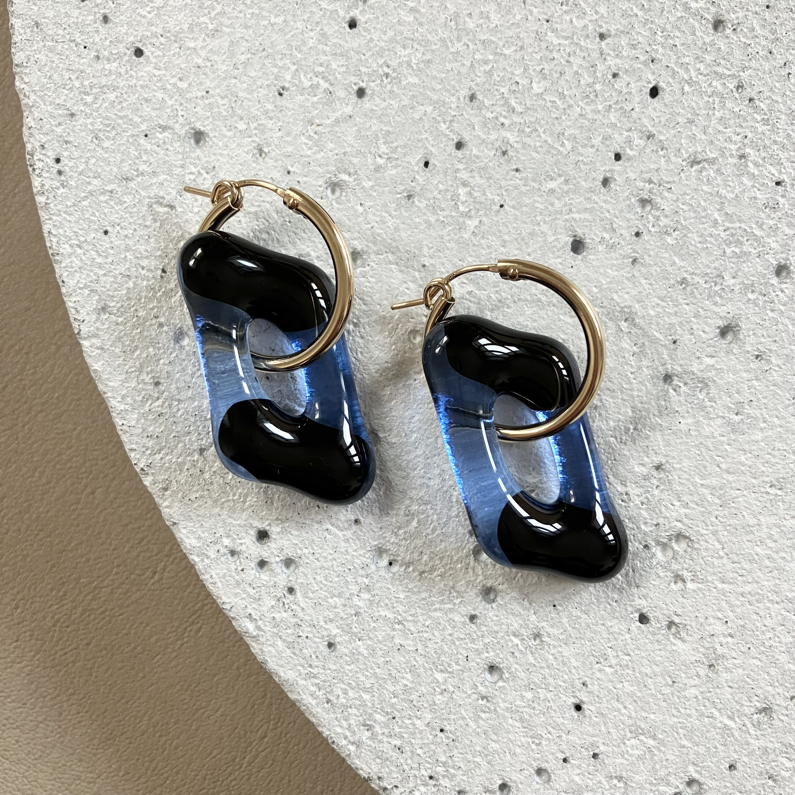 ガラスのピアス　ゆらゆら踊る　フープピアス　14kgf