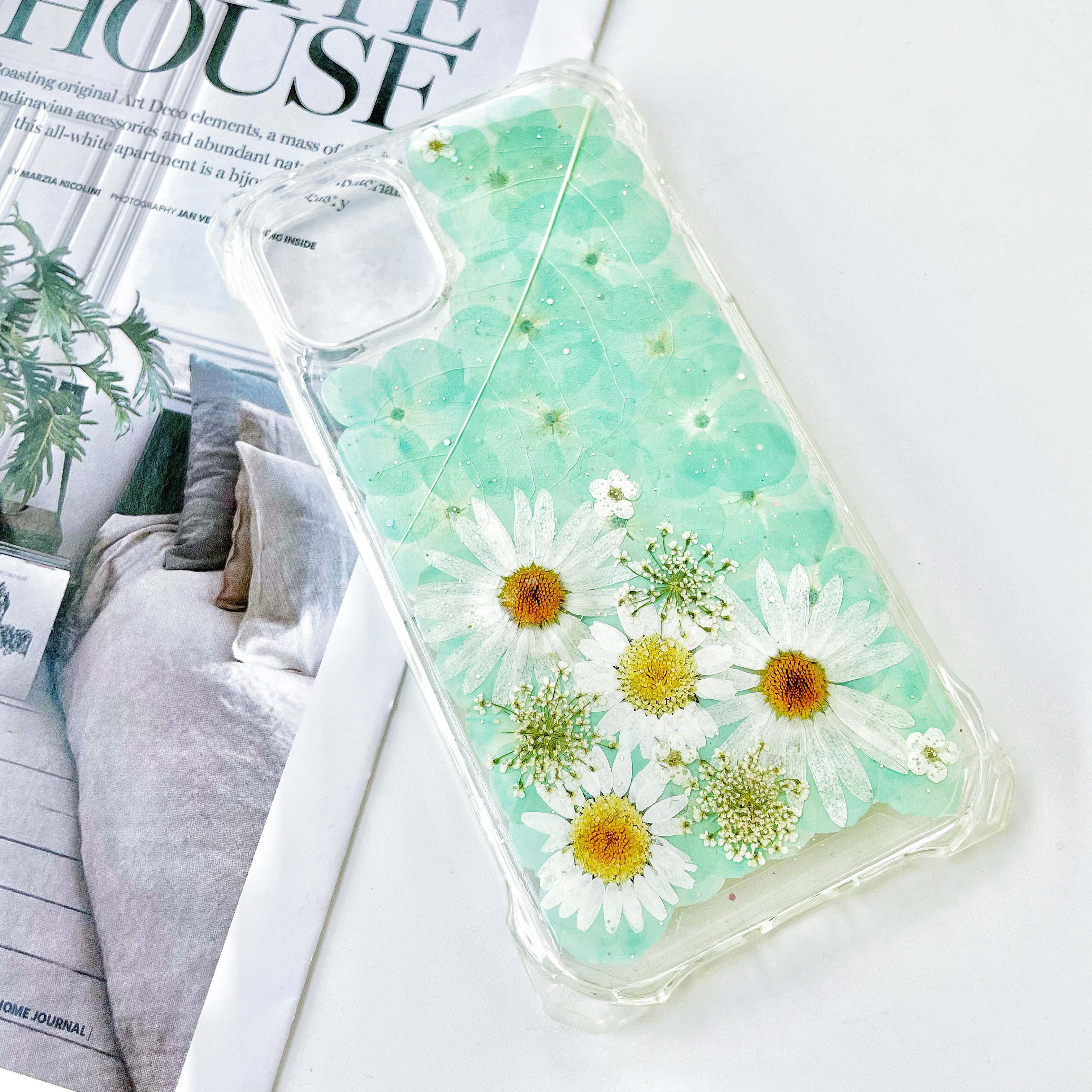 四隅にショルダーホール付き、紫陽花（あじさい）押し花スマホケース、iPhone全機種対応、手帳型、iPhone17