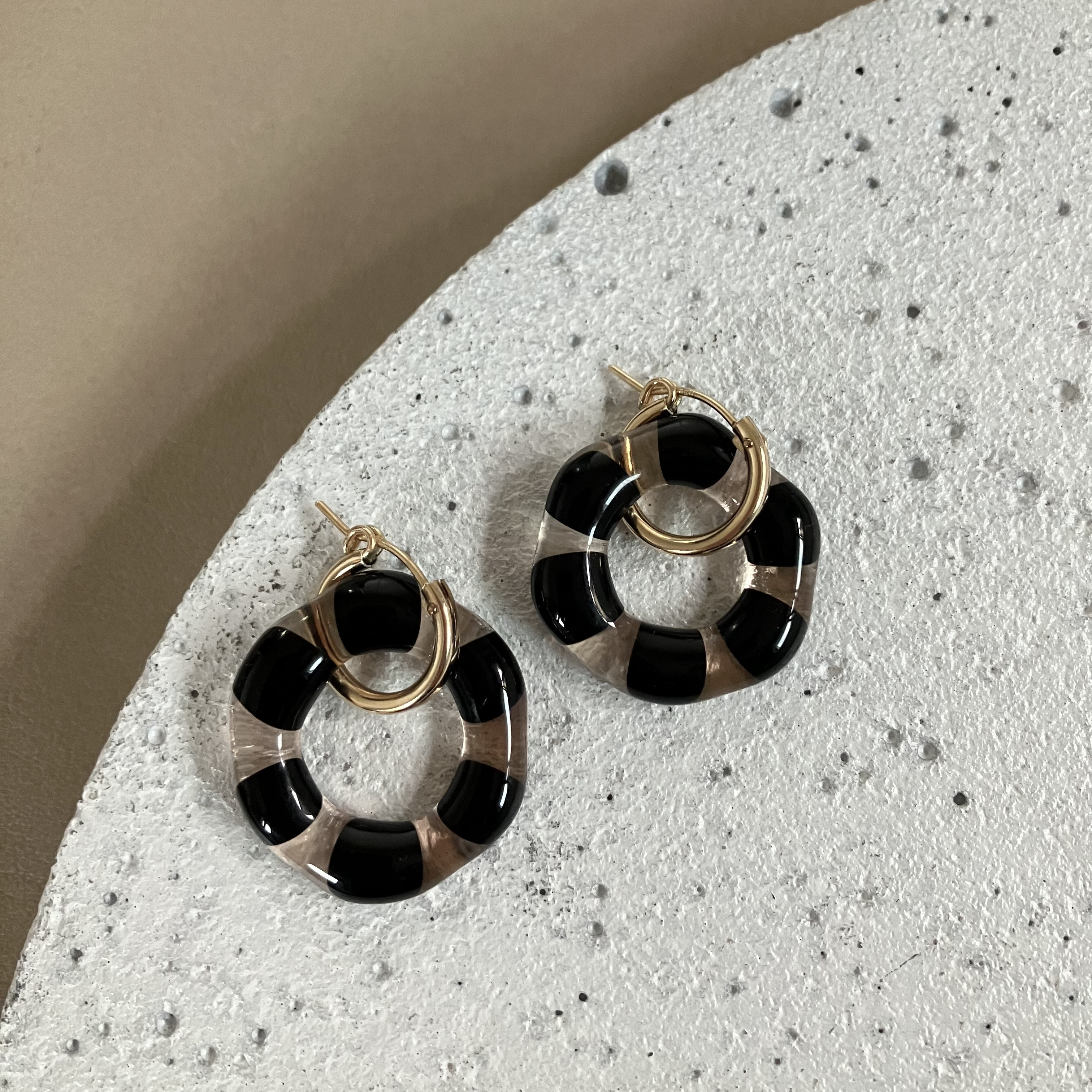 ガラスのピアス　ゆらゆら踊る　フープピアス　14kgf