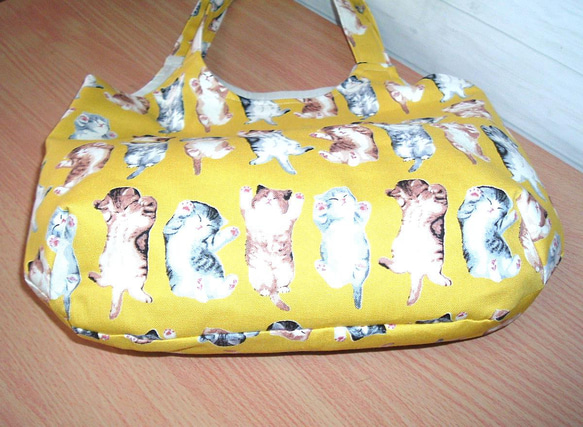 【２０％OFFクーポン配信】猫柄トートバッグ♪スマホがサッと出し入れできる外ポケット付き／両手が使える肩がけ 7枚目の画像