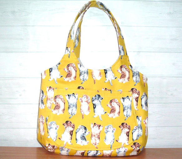 【２０％OFFクーポン配信】猫柄トートバッグ♪スマホがサッと出し入れできる外ポケット付き／両手が使える肩がけ 1枚目の画像