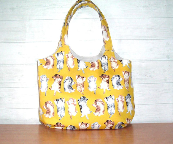 【２０％OFFクーポン配信】猫柄トートバッグ♪スマホがサッと出し入れできる外ポケット付き／両手が使える肩がけ 2枚目の画像