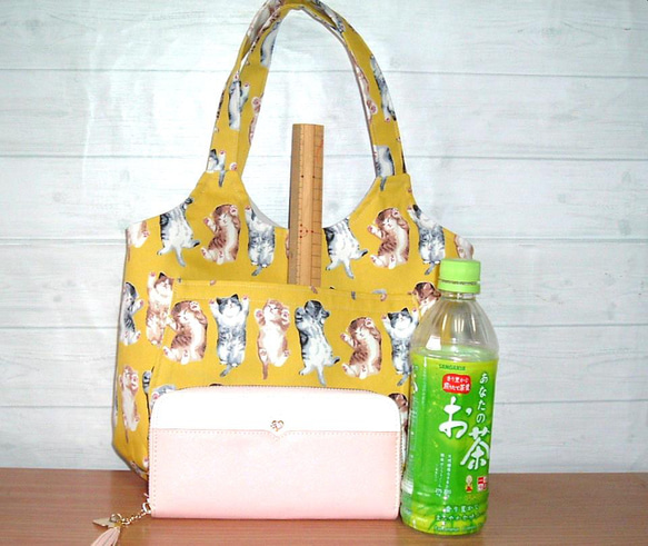 【２０％OFFクーポン配信】猫柄トートバッグ♪スマホがサッと出し入れできる外ポケット付き／両手が使える肩がけ 3枚目の画像