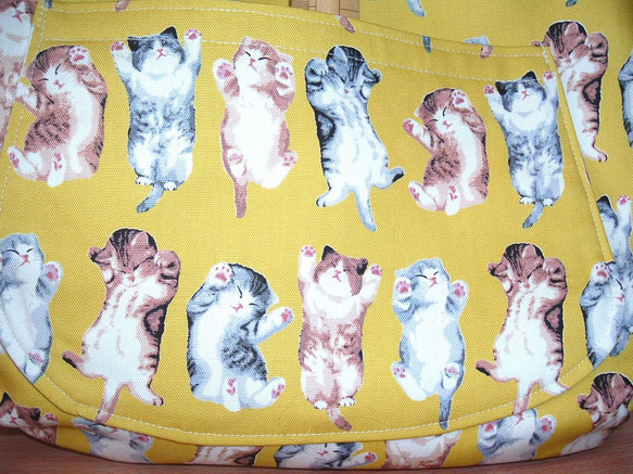 【２０％OFFクーポン配信】猫柄トートバッグ♪スマホがサッと出し入れできる外ポケット付き／両手が使える肩がけ 4枚目の画像