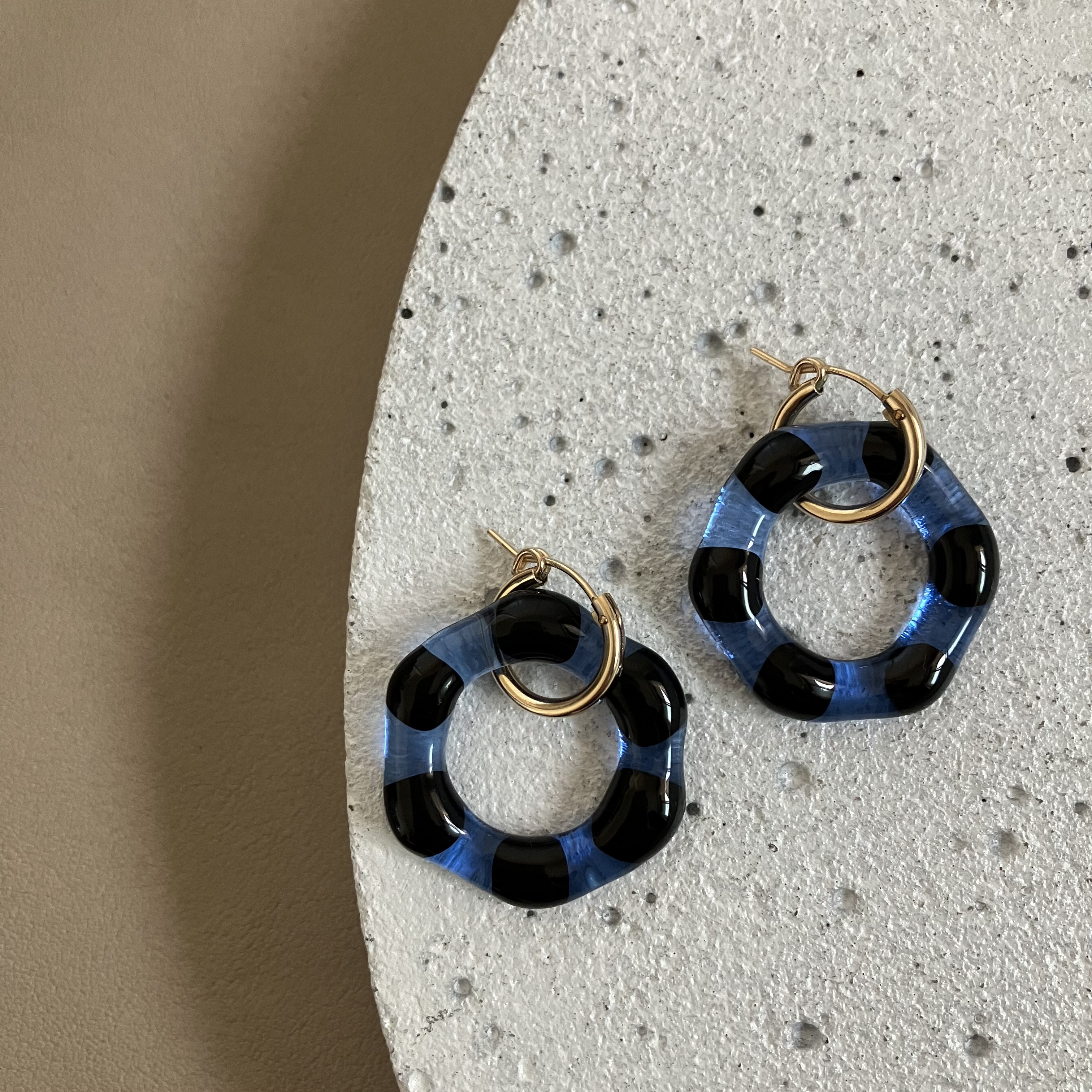 ガラスのピアス　ゆらゆら踊る　フープピアス　14kgf