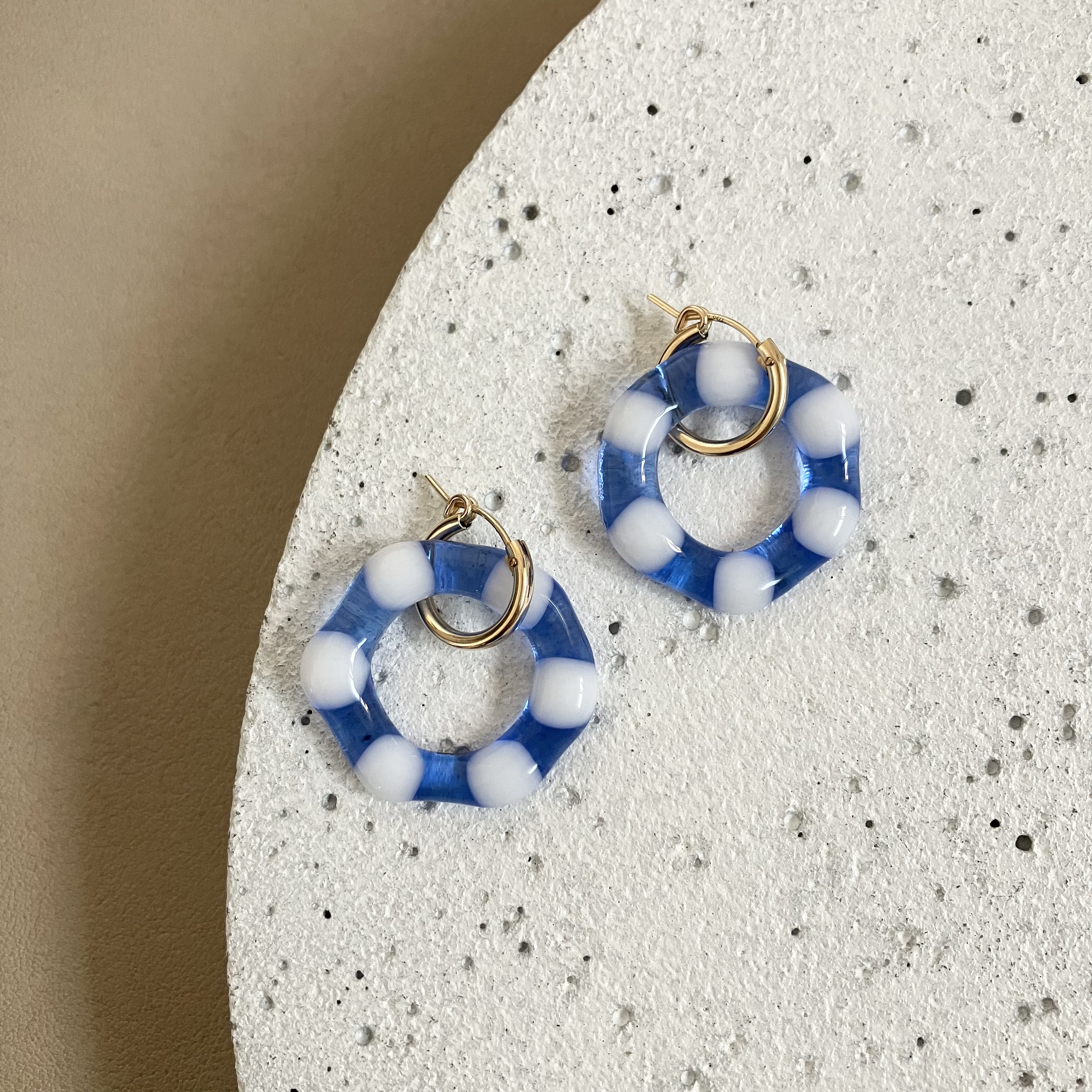 ガラスのピアス　ゆらゆら踊る　フープピアス　14kgf 7,084円