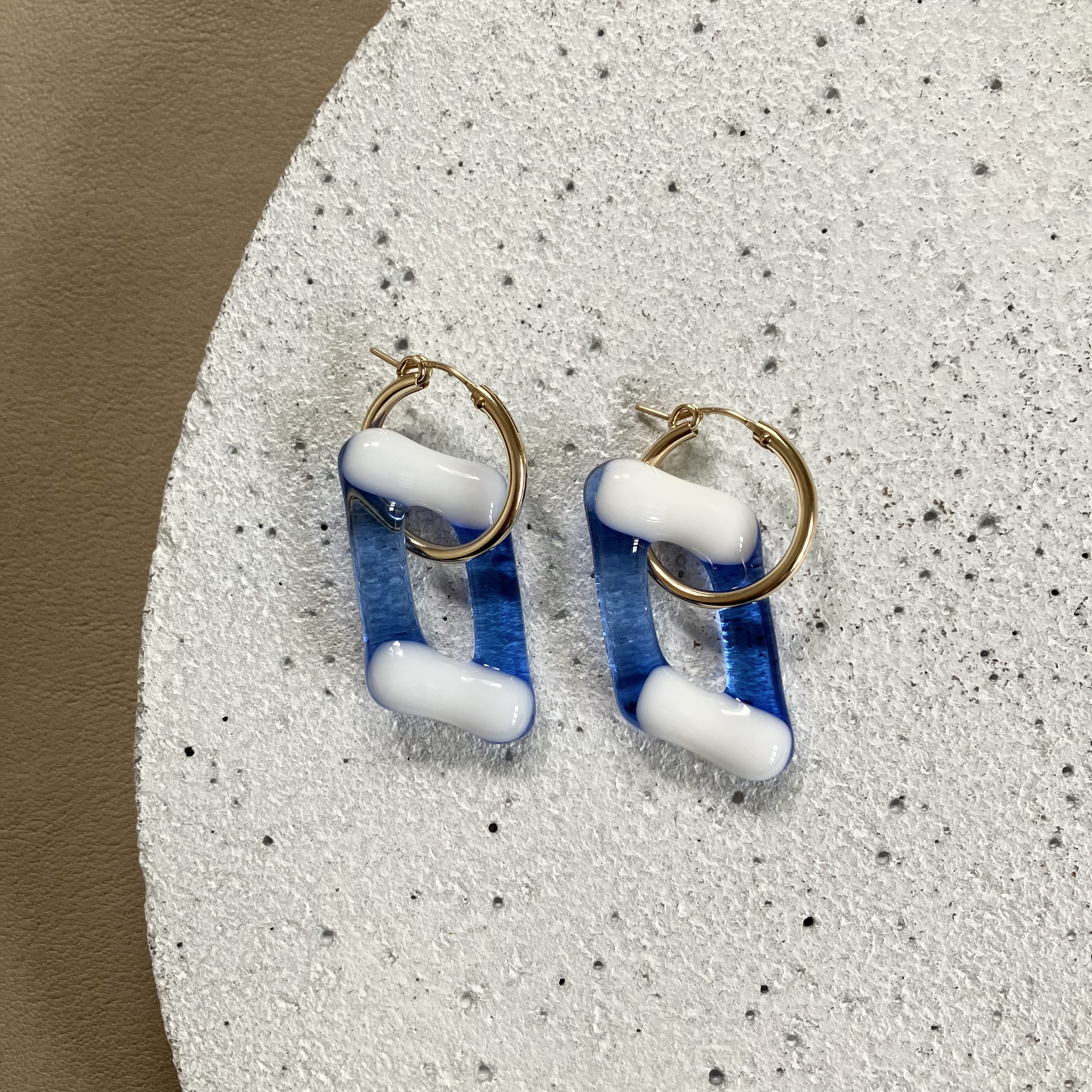 ガラスのピアス　ゆらゆら踊る　フープピアス　14kgf