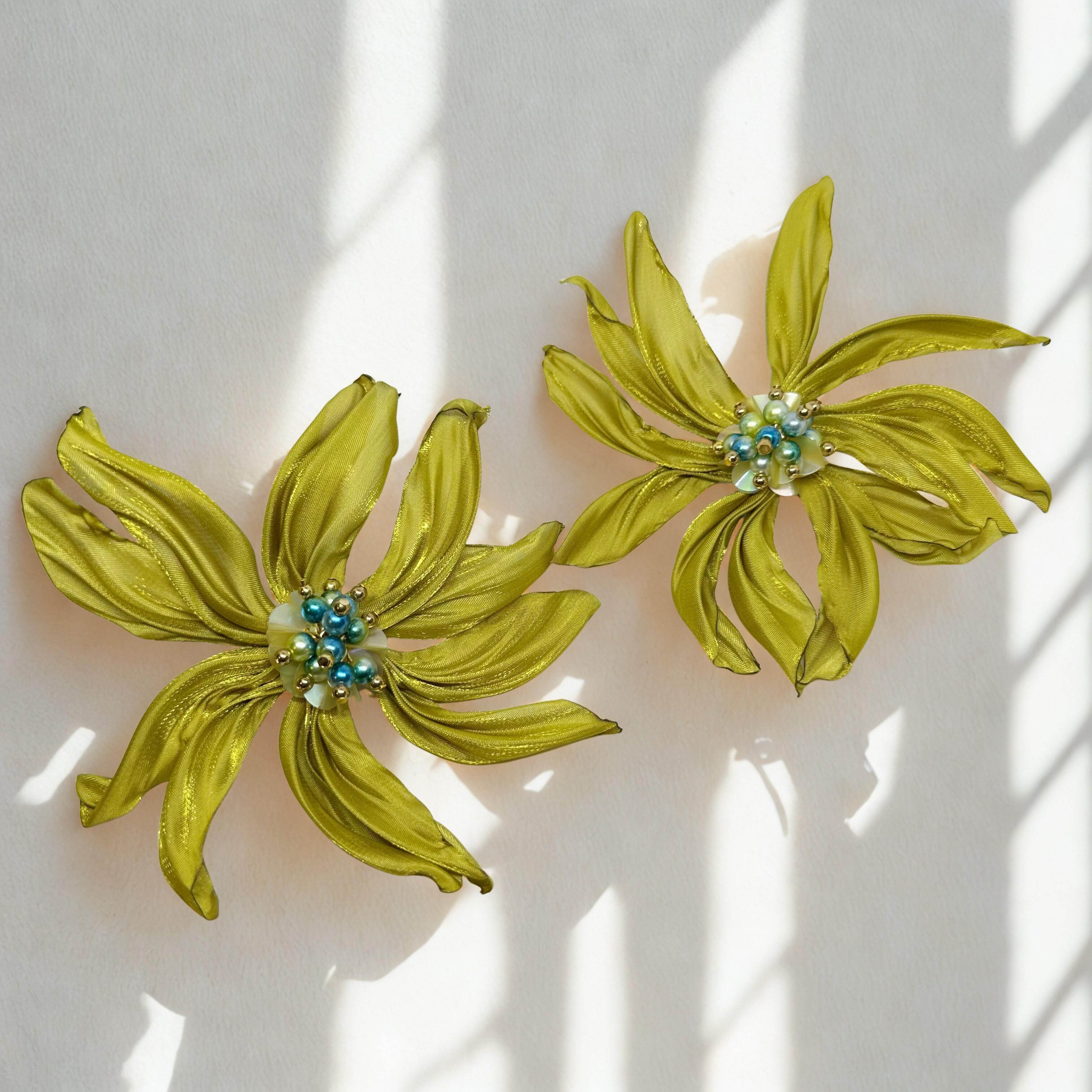 スパークル・フラワーピアス／イヤリング (ピスタチオグリーン)