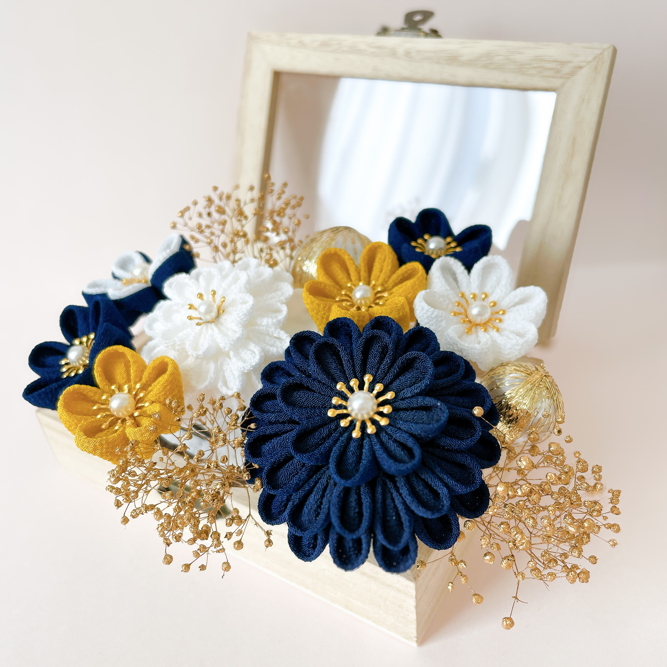 卒業式髪飾り  上品で華やか　ブルーネイビーとホワイトのヘアアクセサリー つまみ細工 振袖 袴 成人式　青