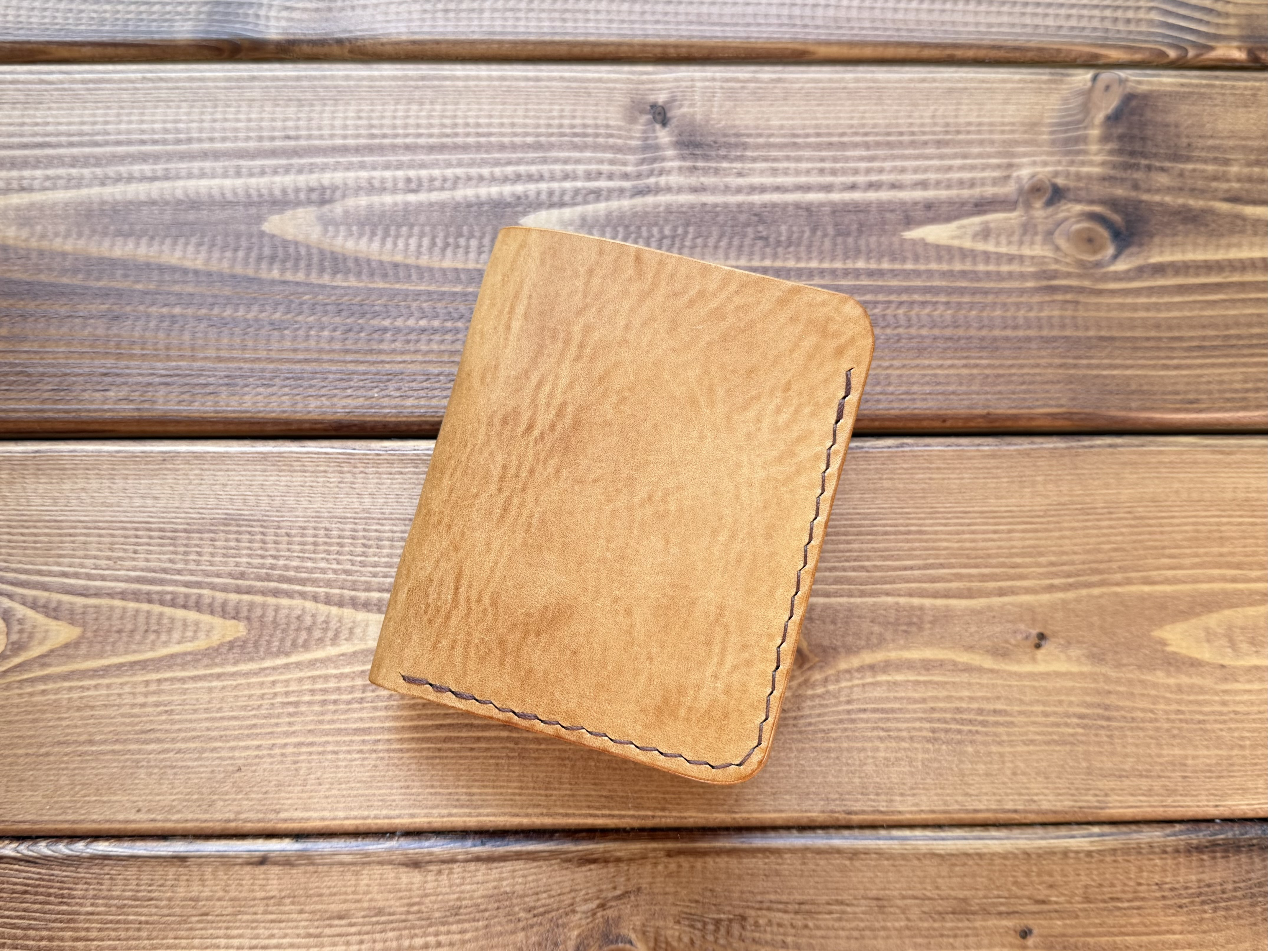 コンパクトウォレット 本革二つ折り財布｜アマゾニアレザー使用｜小銭入れ付き・手縫い仕上げ