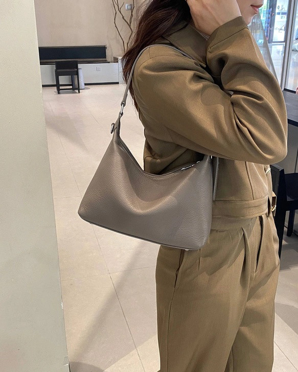 2026春夏新商品の真皮のレジャーの女性の包み饺子包頭層牛革の手を提げて復古の斜めのショルダーバッグ通勤はシンプルです