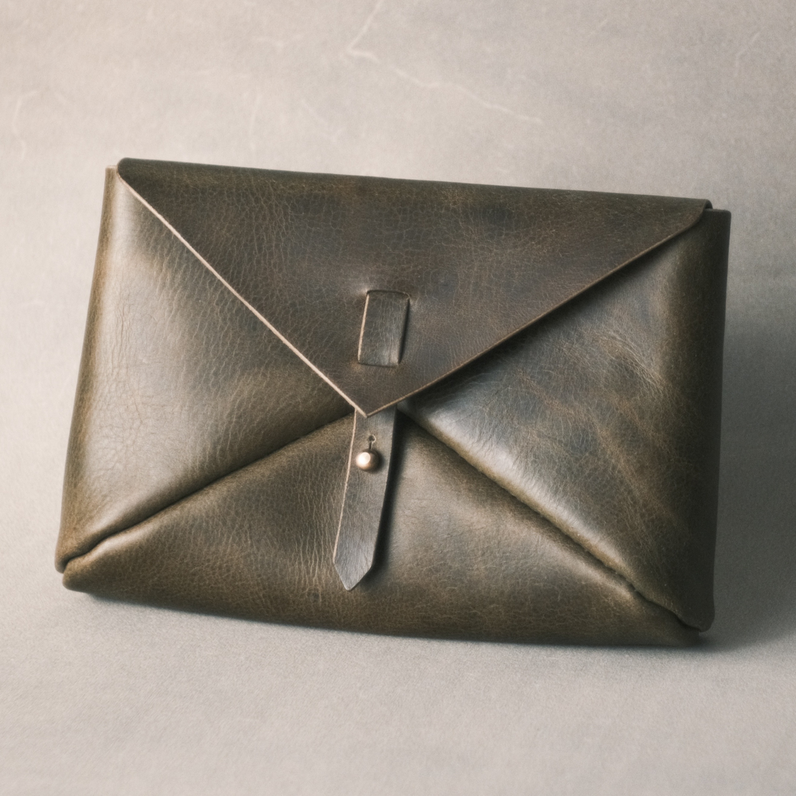 経年変化を楽しむ 高級ヌメ革ミニクラッチバッグ B6サイズ対応【大人上品な贈り物】