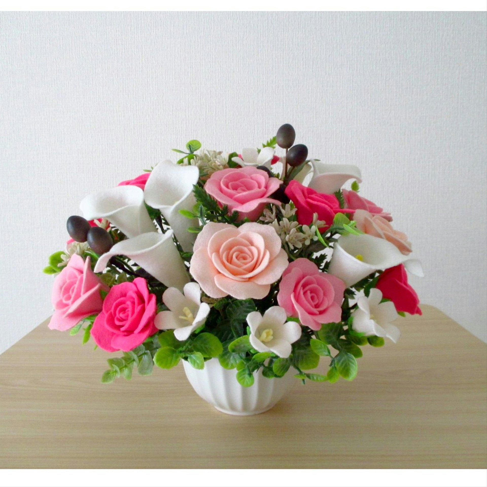 フェルトの花＊薔薇とカラーのフェルトフラワー アレンジメント＊ギフト 贈り物 プレゼント 結婚祝い 出産祝い 誕生日