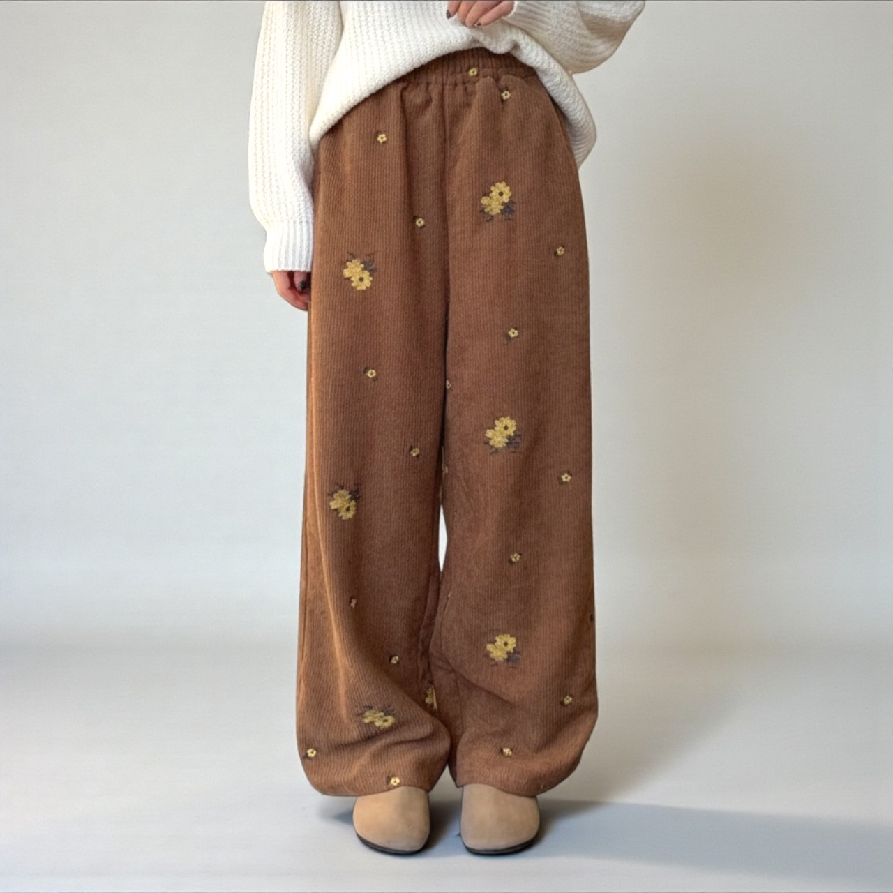 フラワー刺繍のコーデュロイワイドパンツ　ブラウン