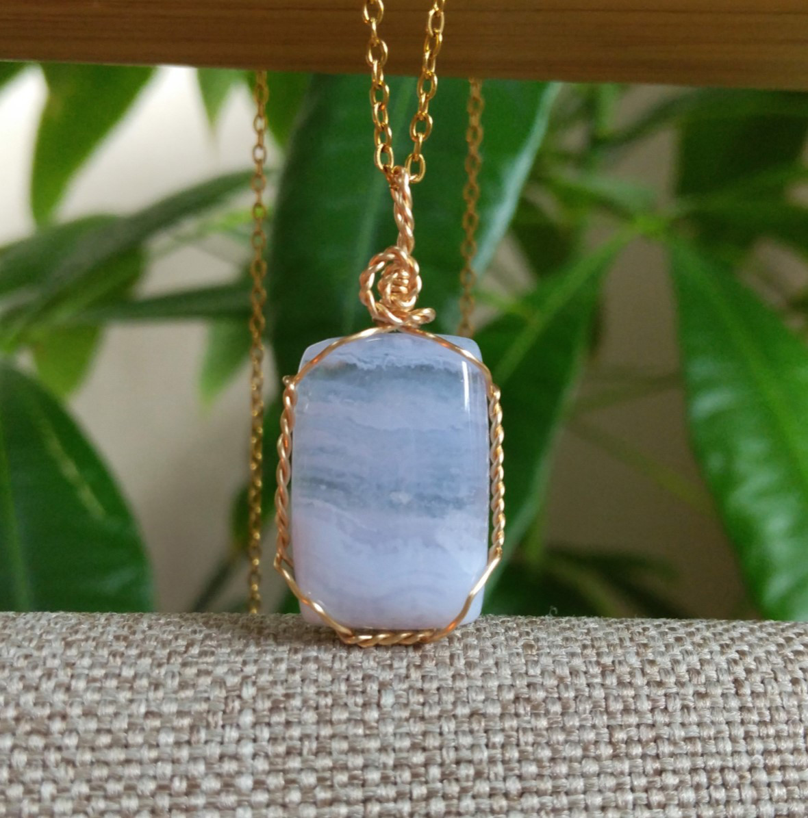 ブルーレースアゲート 天然石 ワイヤーペンダント　No.P95 4,590円