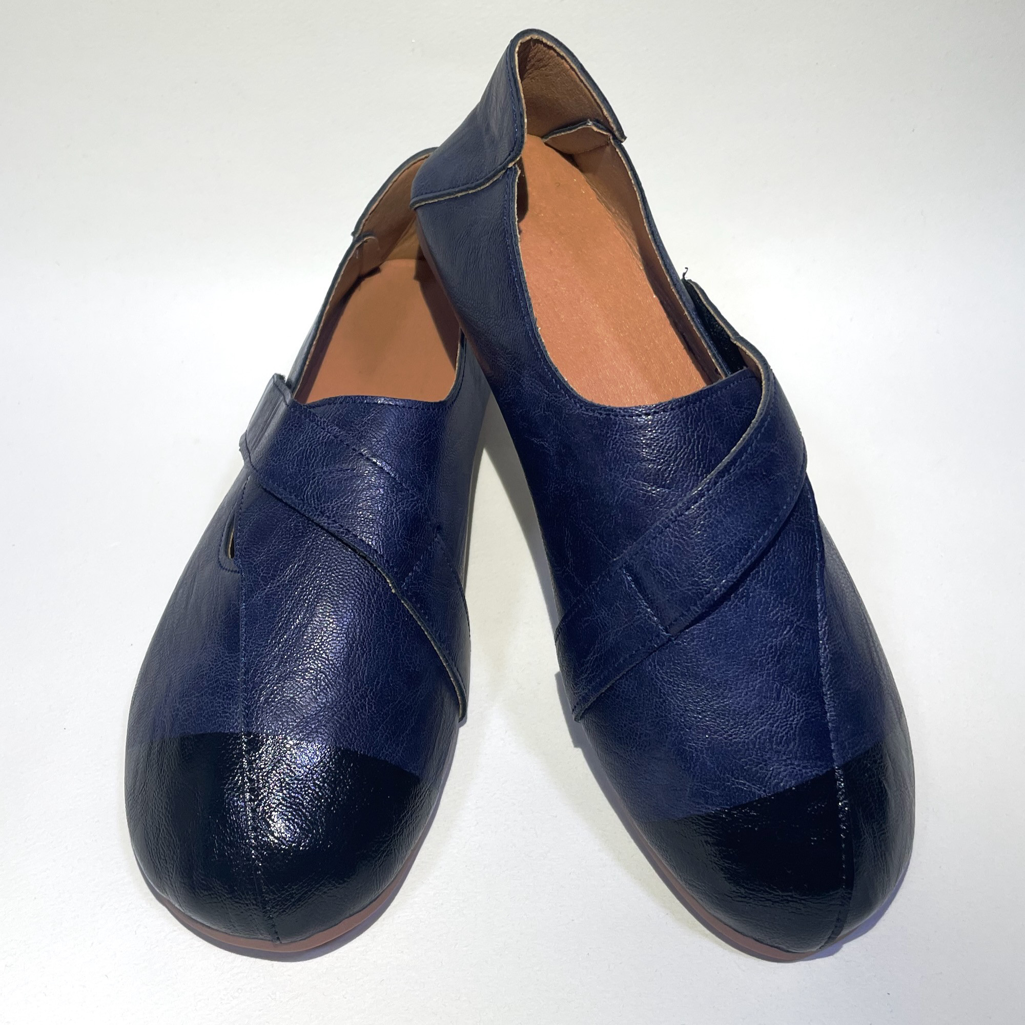 軽量・人工皮革バイカラーストラップシューズ (ネイビー x エナメルブラックetc) 合皮・マイクロファイバー合成皮革