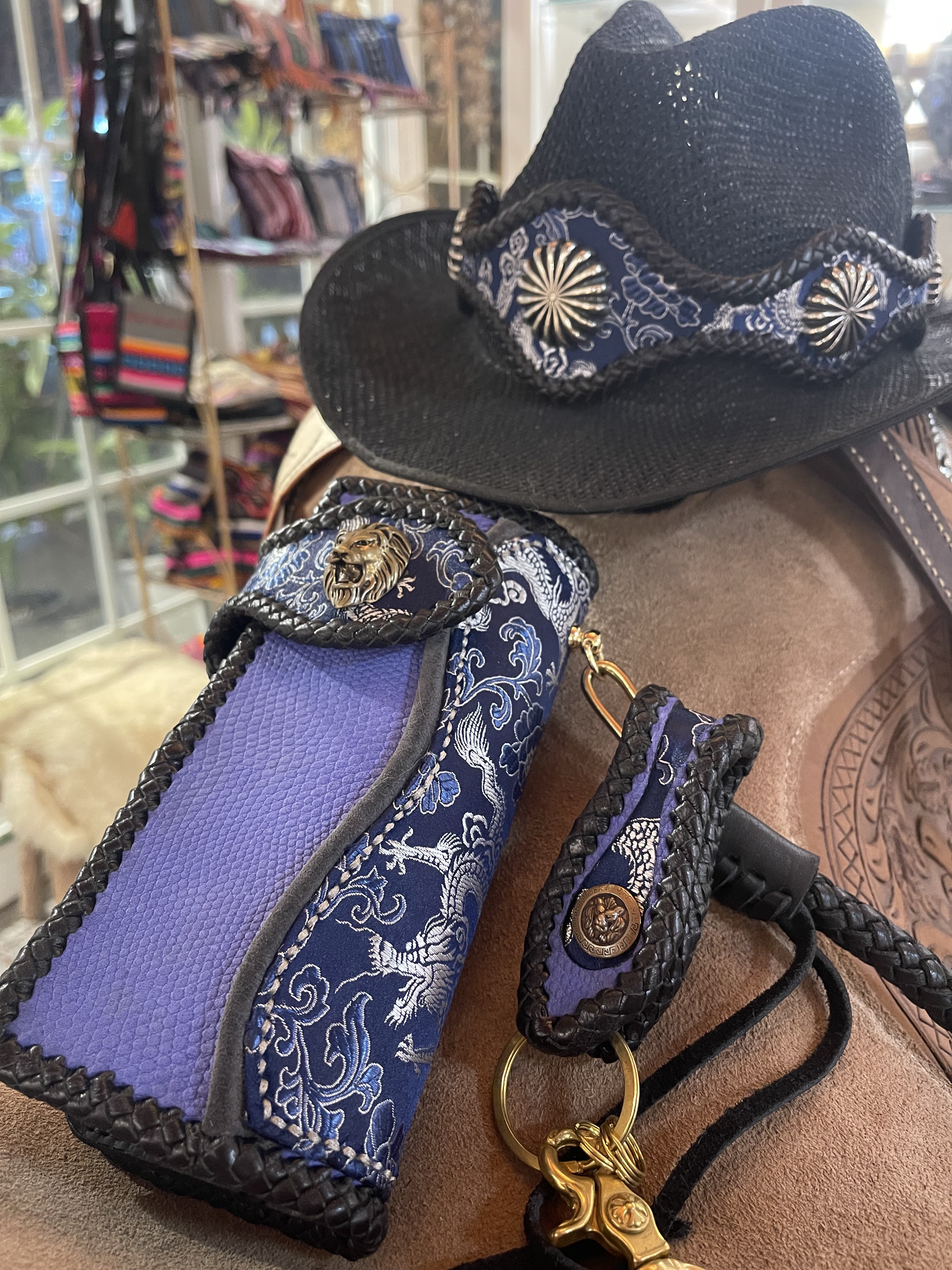 龍の刺繍が施された手編みの本革ウォレットのセット。ベルトバックル、キーホルダー、手編みの本革ストラップが付属。オリエンタルな龍柄