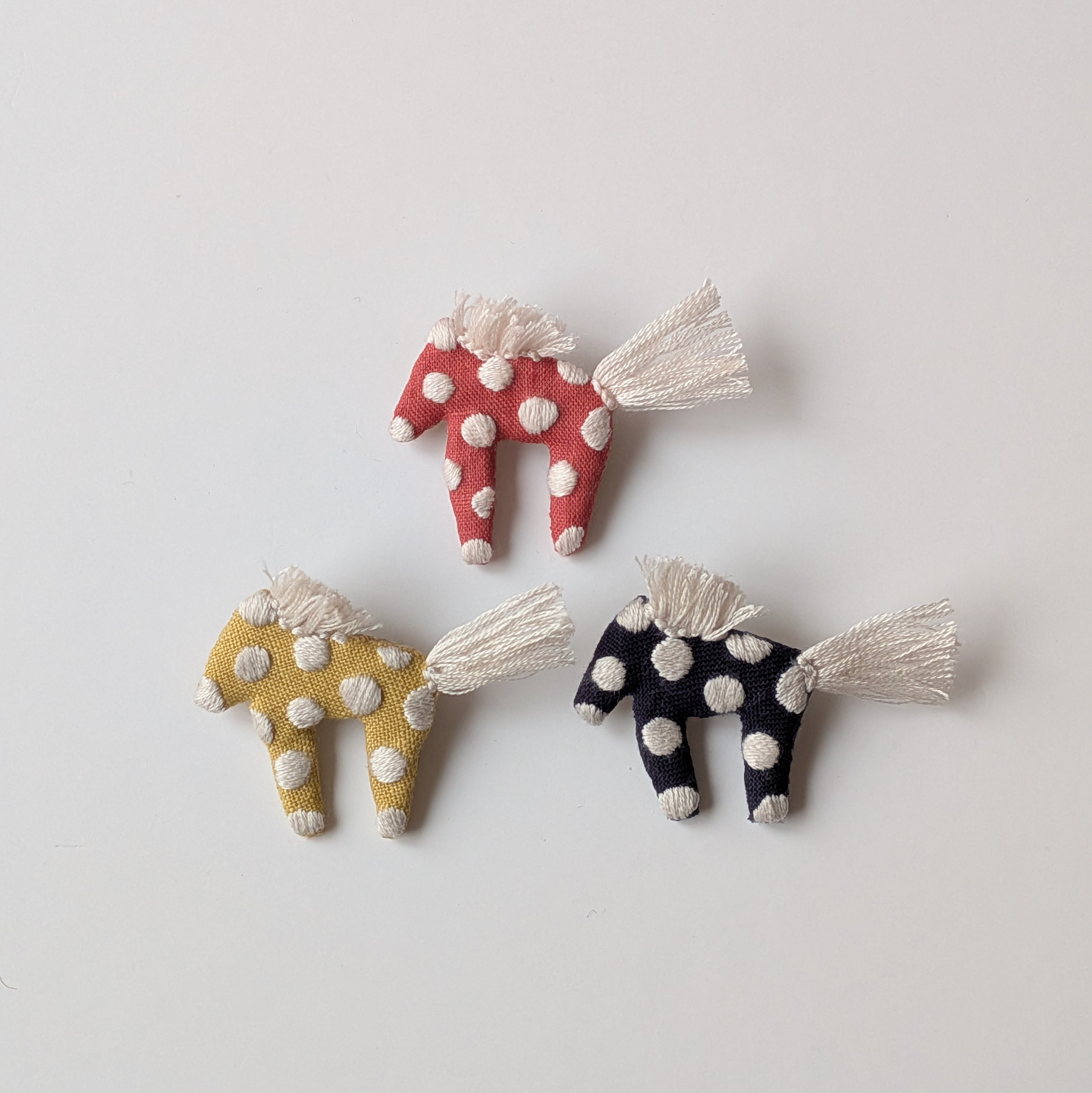ドットのおめかし馬 · 刺繍ブローチ