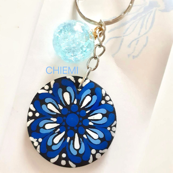【送料無料】曼荼羅キーホルダー(No.70) 青 白 ブルー ホワイト 水色 曼荼羅アート ドット曼荼羅  プレゼント 1枚目の画像