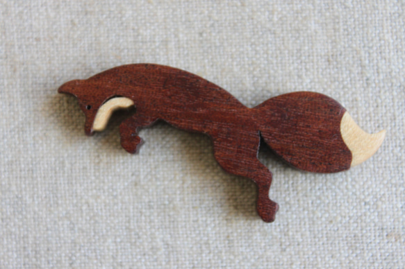 ジャンプしているキツネ木製アクセサリー（セミオーダー） 1枚目の画像