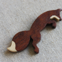 ジャンプしているキツネ木製アクセサリー（セミオーダー） 7枚目の画像