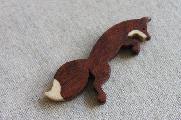 ジャンプしているキツネ木製アクセサリー（セミオーダー） 7枚目の画像