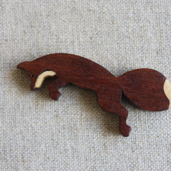 ジャンプしているキツネ木製アクセサリー（セミオーダー） 2枚目の画像