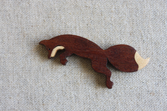 ジャンプしているキツネ木製アクセサリー（セミオーダー） 2枚目の画像