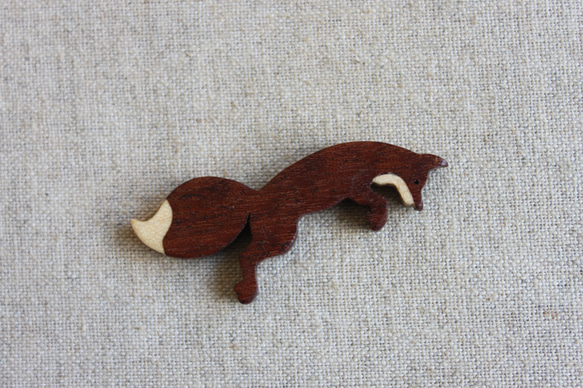 ジャンプしているキツネ木製アクセサリー（セミオーダー） 6枚目の画像