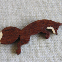 ジャンプしているキツネ木製アクセサリー（セミオーダー） 5枚目の画像